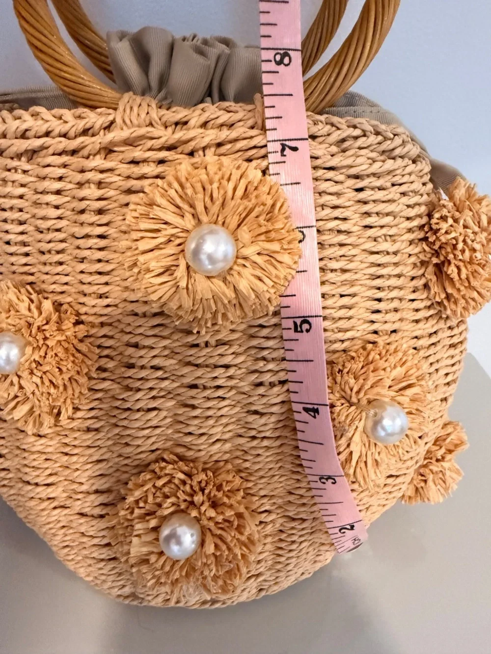 Adorable summer hand bag with pearl accents. Cinch top with tie. - Picture 6 of 7